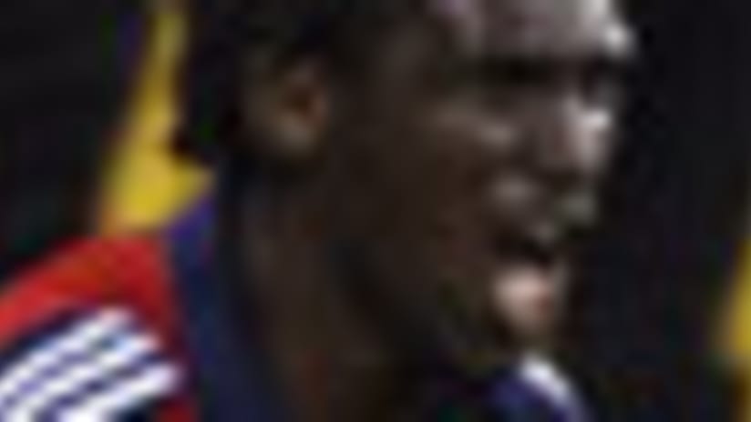 Kheli Dube anoto su segundo gol emelesero, y el unico tanto en la victoria 1-0 de los Revs sobre el Crew.
