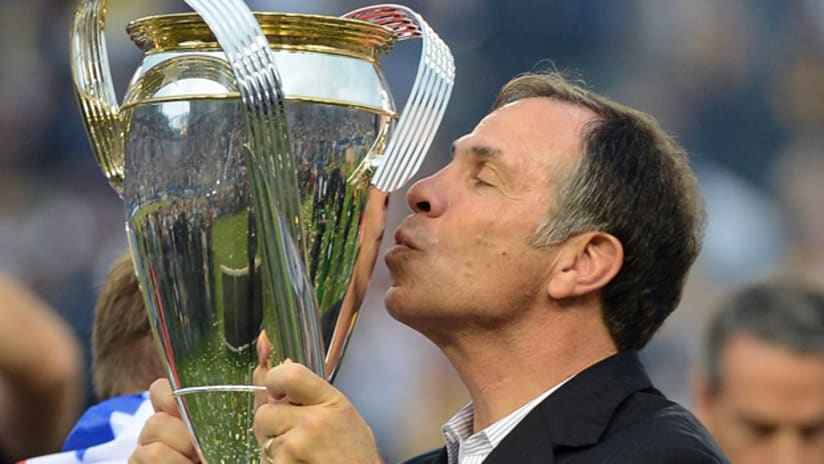 Bruce Arena kissing the 2012 MLS Cup trophy