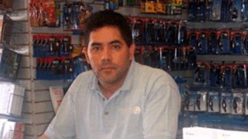 Jose Luis De La Vega en la tienda de Bladensburg.