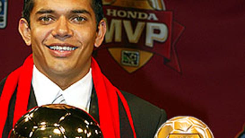Amado Guevara es el MVP del 2004.
