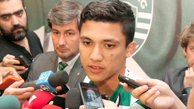 Fredy Montero takes reporters' questions at Sporting Clube in Lisbon