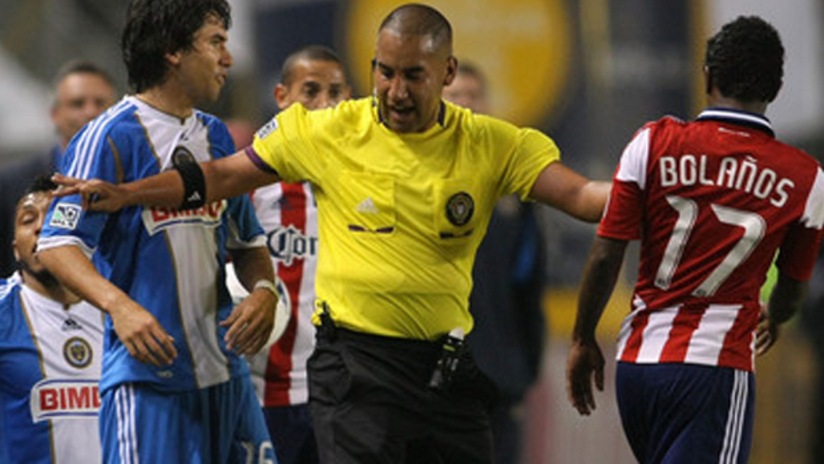 Referee Juan Guzman