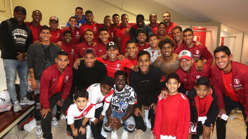 Reyna - Peru - full team - locker room