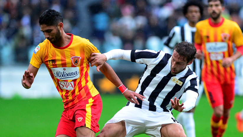 Achraf Lazaar - Benevento - Dribbles away from a Juventus challenge
