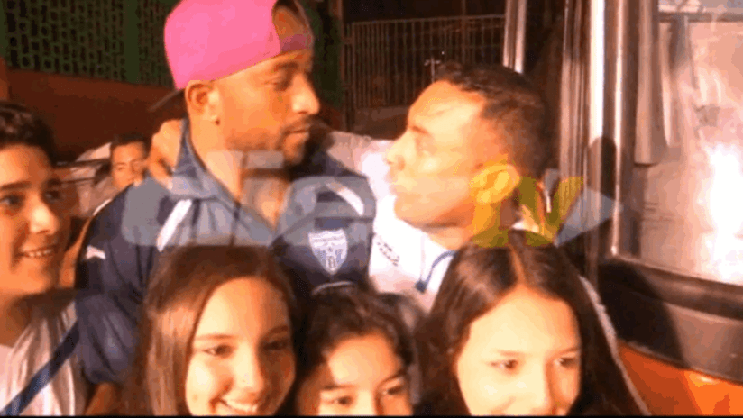 Fan tries to kiss Victor Bernardez, gets denied