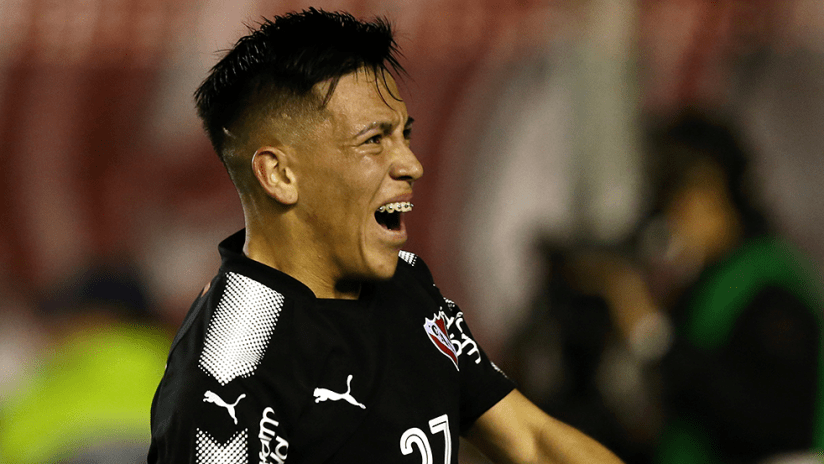Ezequiel Barco - playing for Independiente - side view