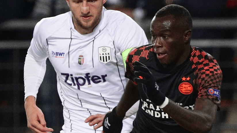 Bruma - PSV Eindhoven - in front of LASK Linz's Gernot Trauner in Europa League play