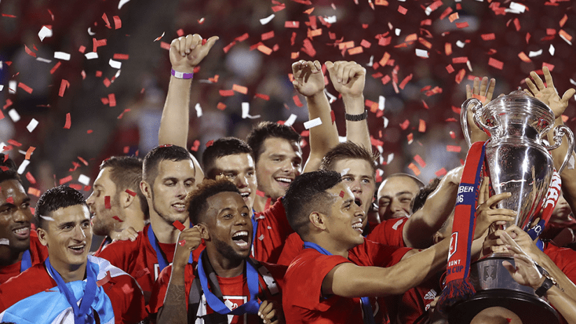 FC Dallas - USOC 2016 - celebrating with Open Cup trophy