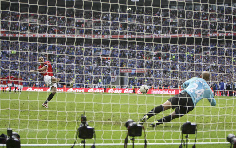 Howard's heroics see Everton defeat Manchester United, advance to the FA Cup final - https://colorado-mp7static.mlsdigital.net/images/2009-04-19T000000Z_1_MT1ACI5906711_RTRMADP_3_SOCCER-ENGLAND-EVE-MNU.JPG