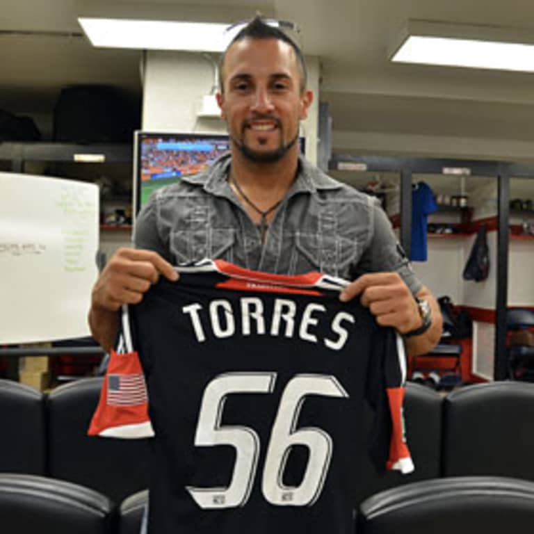 Mets' Andres Torres visits United's training -