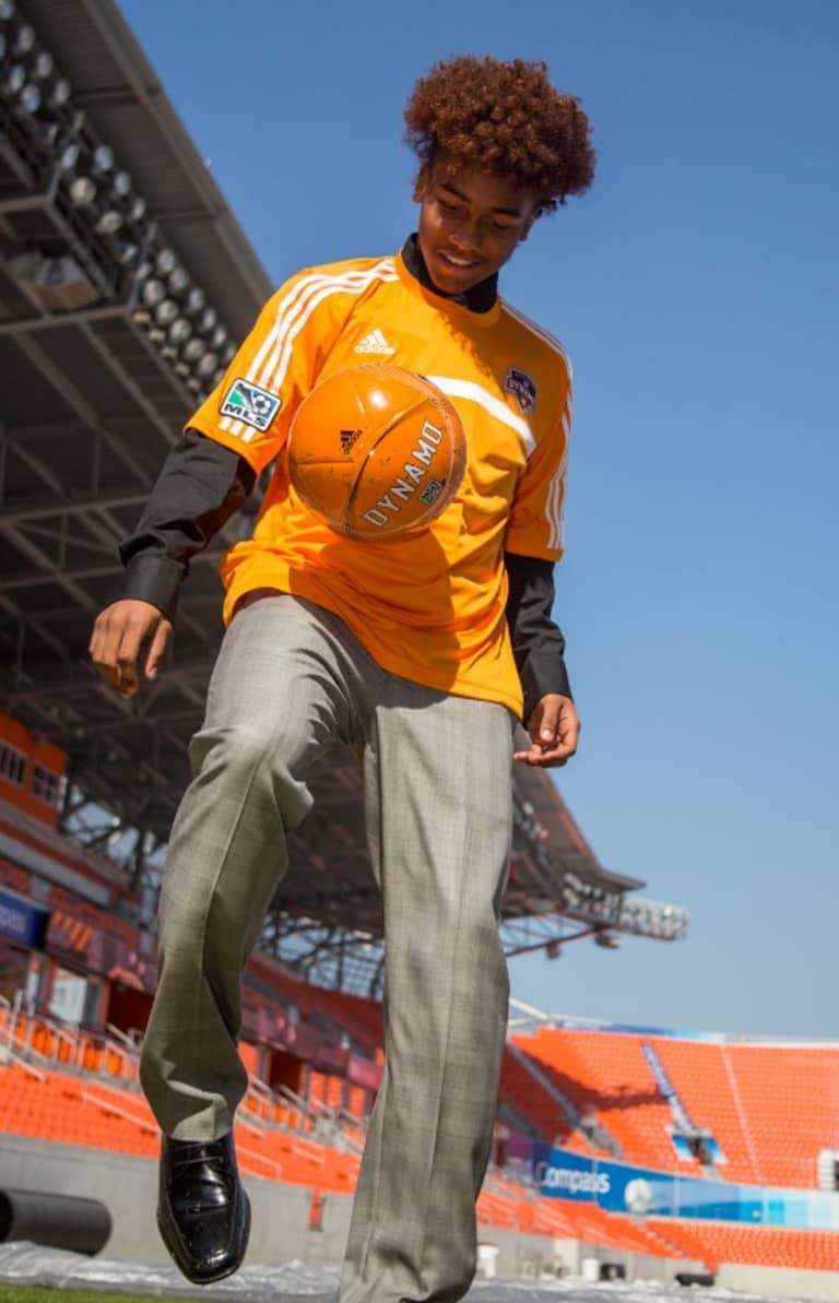 Dynamo taking cautious approach with Salazar -