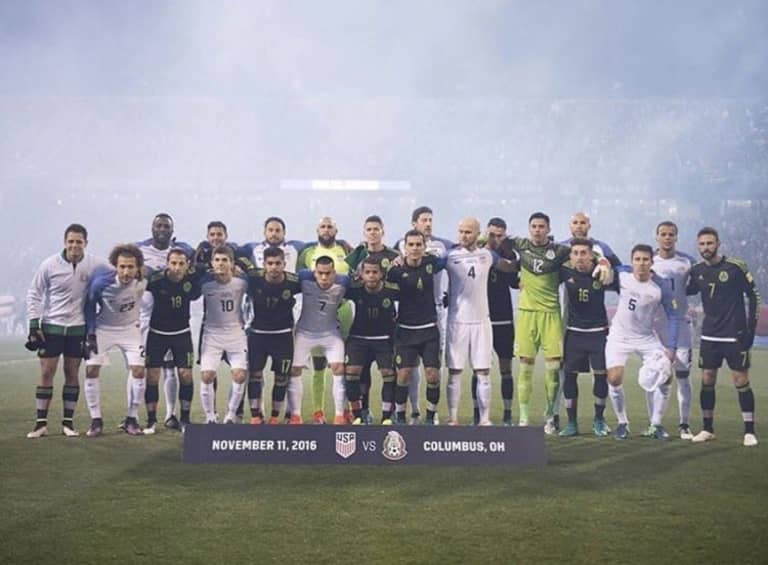 USA, Mexico show unity with group photo before World Cup qualifier | INSIDER - https://slack-imgs.com/?c=1&url=https%3A%2F%2Fpbs.twimg.com%2Fmedia%2FCxCoHwpWgAAXvX1.jpg