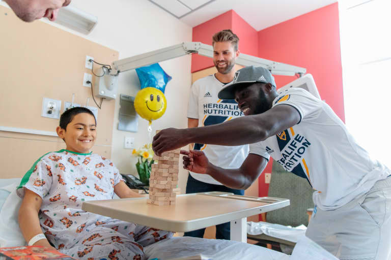LA Galaxy make a visit to Children’s Hospital Los Angeles -