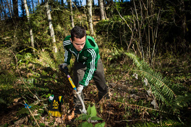 Brent Richards & Sal Zizzo team up with Timbers Army and fans to work with Friends of Trees -