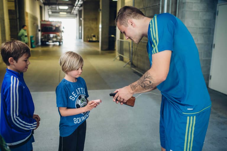 Jordan Morris partners with T1D Playmaker Abby for GiveBIG video -