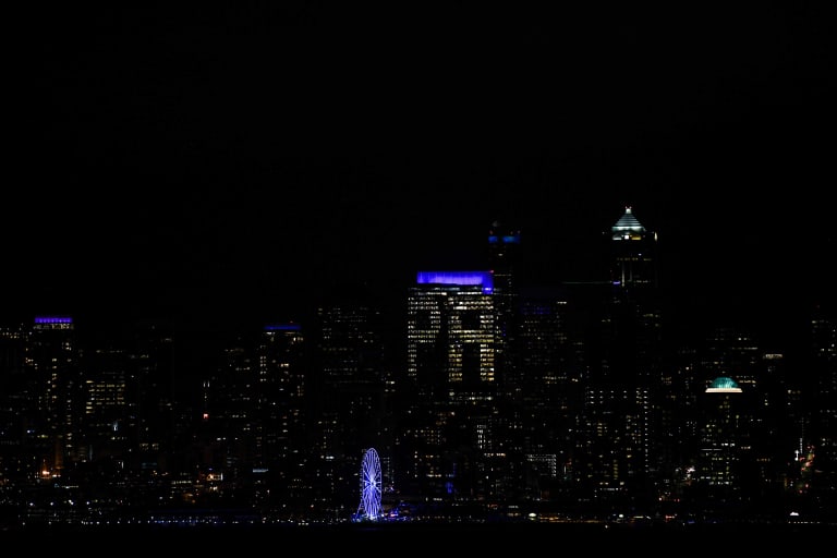 Seattle skyline goes blue as city pays tribute to Paul Allen -