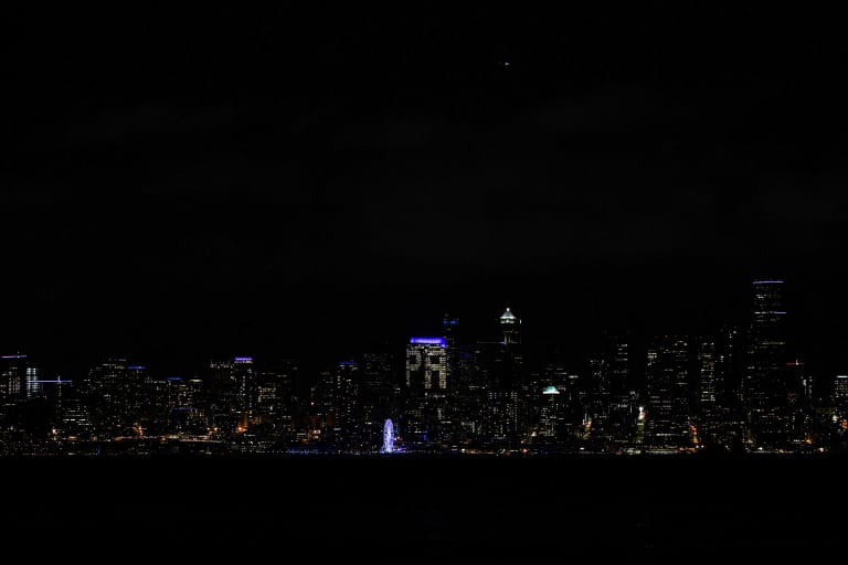 Seattle skyline goes blue as city pays tribute to Paul Allen -