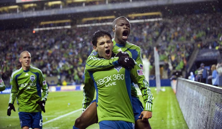 With playoffs-like atmosphere at CenturyLink Field, Seattle Sounders defeat first-place FC Dallas 2-1 -