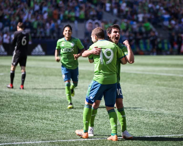 Seattle Sounders topple Sporting Kansas City 3-1, set MLS record with eighth consecutive win  -