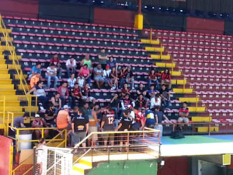 Alajuelense : visite du stade et chaude soirée avec les supporters -