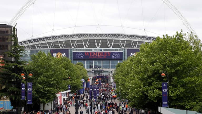 The Super Bowl at the soccer mecca of London? Wembley Stadium wants it | SIDELINE -