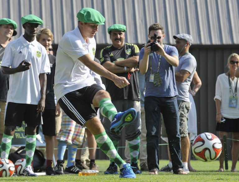 Matt Besler, Tim Cahill, other 2014 MLS All-Stars hit the links for a round of FootGolf | SIDELINE -