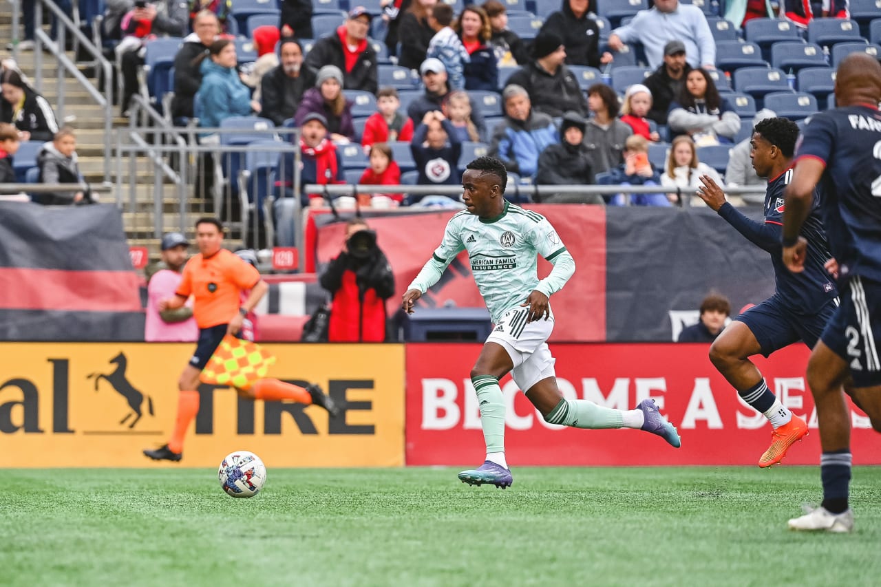 Atlanta United forward Edwin Mosquera #21 dribbles during the second half of the match against New England Revolution at Gillette Stadium in Foxborough, United States on Saturday October 1, 2022. (Photo by Dakota Williams/Atlanta United)