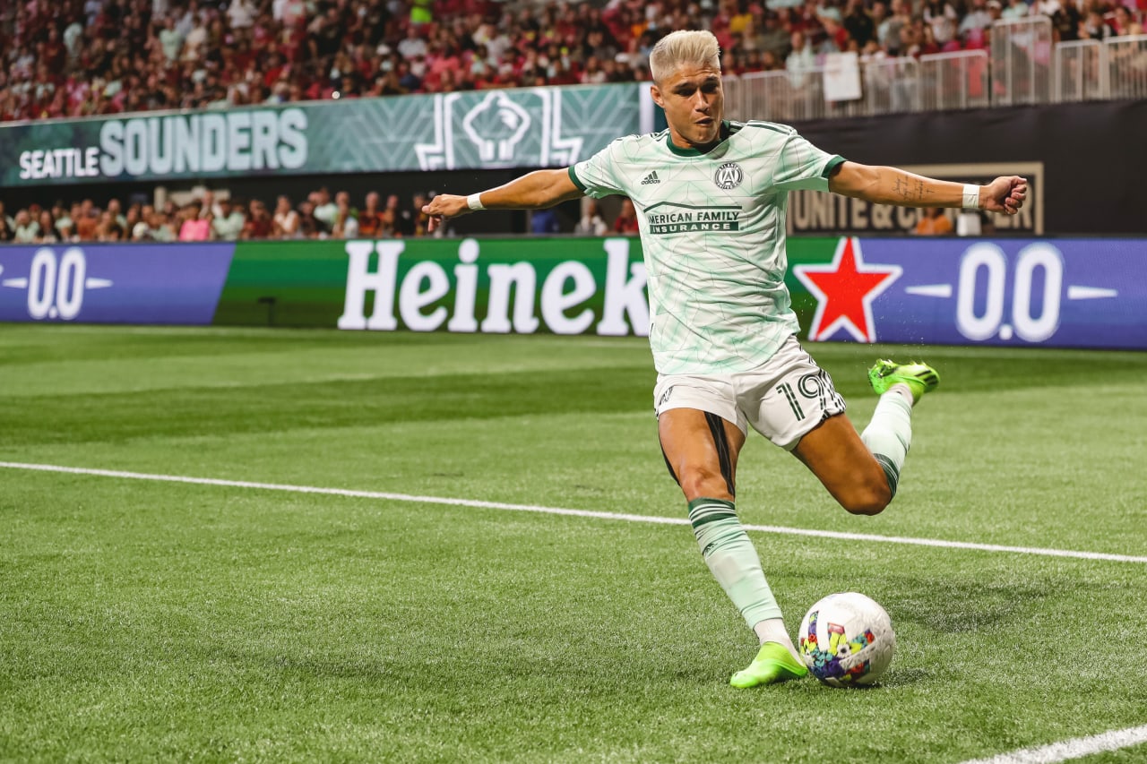 Atlanta United forward Luiz Araújo #19 assists on a goal during the first half of the match against Seattle Sounders FC at Mercedes-Benz Stadium in Atlanta, United States on Saturday August 6, 2022. (Photo by AJ Reynolds/Atlanta United)