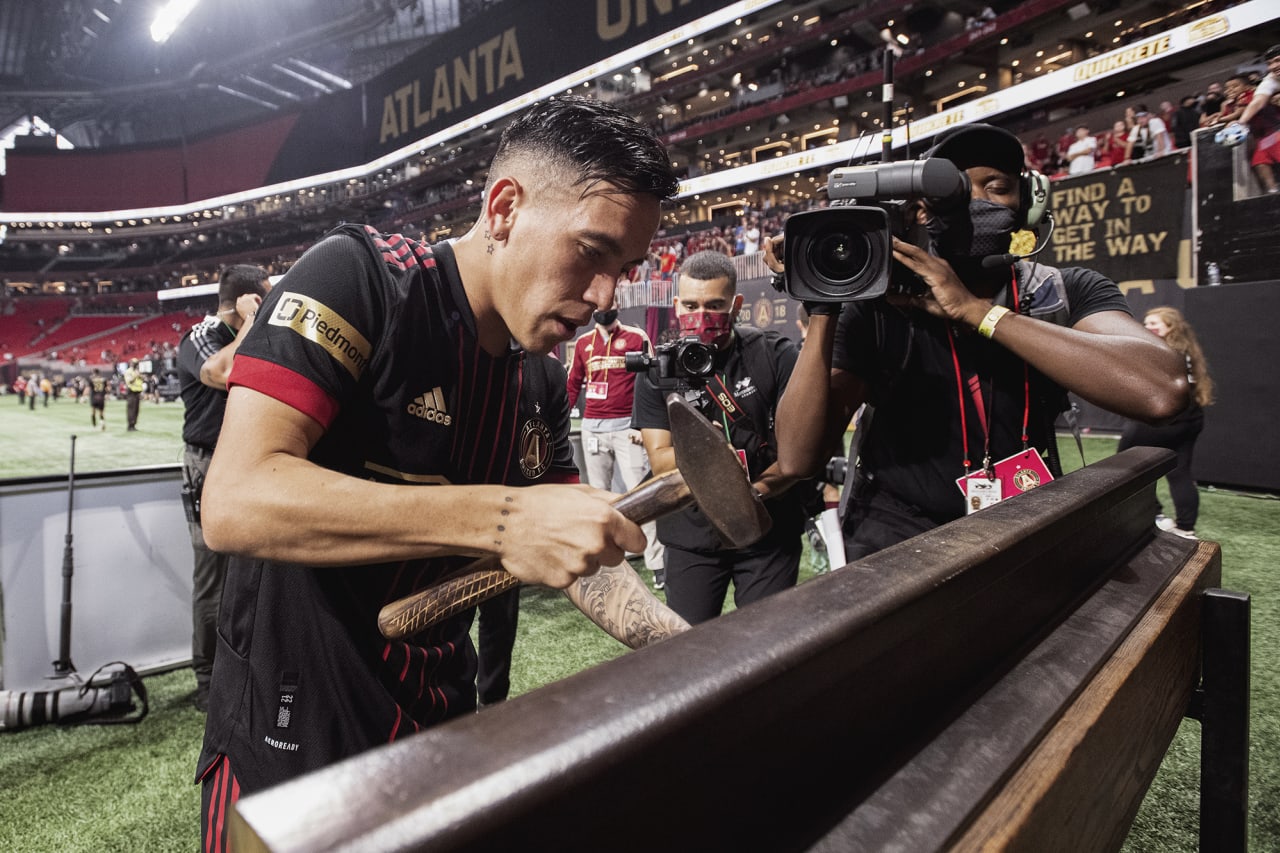Atlanta United midfielder Ezequiel Barco #8 hammers the golden spike after the match against D.C. United at Mercedes-Benz Stadium in Atlanta, Georgia on Saturday September 18, 2021. (Photo by AJ Reynolds/Atlanta United)