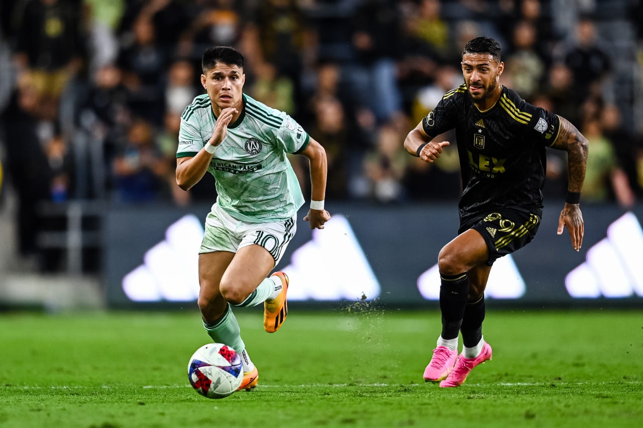Atlanta United forward Luiz Araújo #10 dribbles during the first half of the match against Los Angeles FC at BMO Stadium in Los Angeles, CA on Wednesday, June 7, 2023. (Photo by Mitchell Martin/Atlanta United)