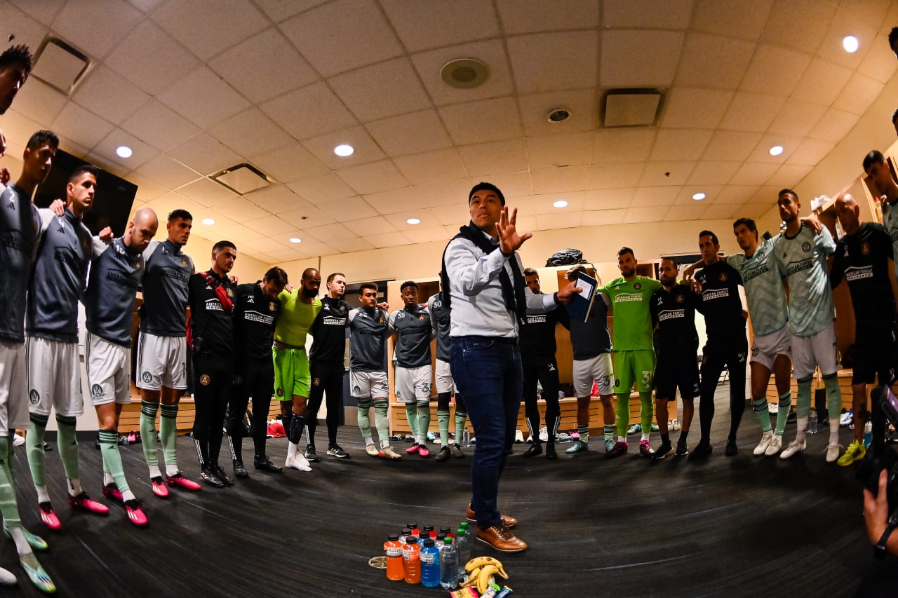 Atlanta United Head Coach Gonzalo Pineda addresses the team in the huddle before the match against Toronto FC at BMO Field in Toronto, Canada on Saturday, April 15, 2023. (Photo by Brandon Magnus/Atlanta United)