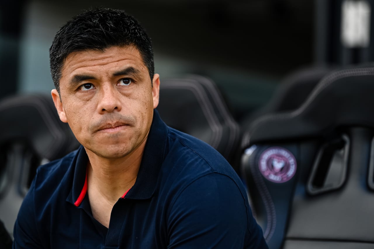 Atlanta United Head Coach Gonzalo Pineda looks on during warm ups before the match against Inter Miami at DRV PNK Stadium in Fort Lauderdale, FL on Saturday, May 6, 2023. (Photo by Mitchell Martin/Atlanta United)