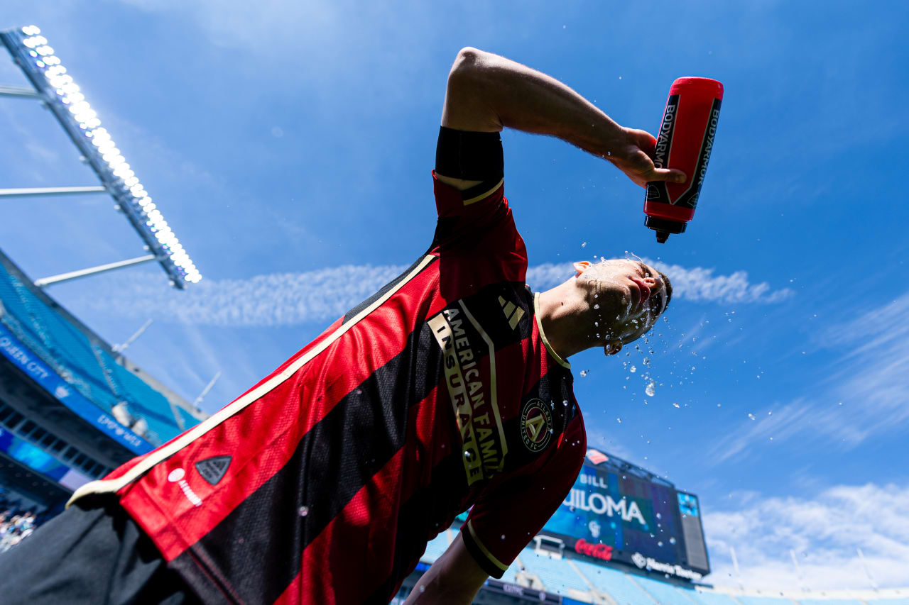 Atlanta United defender Brooks Lennon #11 splashes water on his face before the match against Charlotte FC at Bank of America Stadium in Charlotte, North Carolina on Saturday, March11, 2023. (Photo by Mitch Martin/Atlanta United)