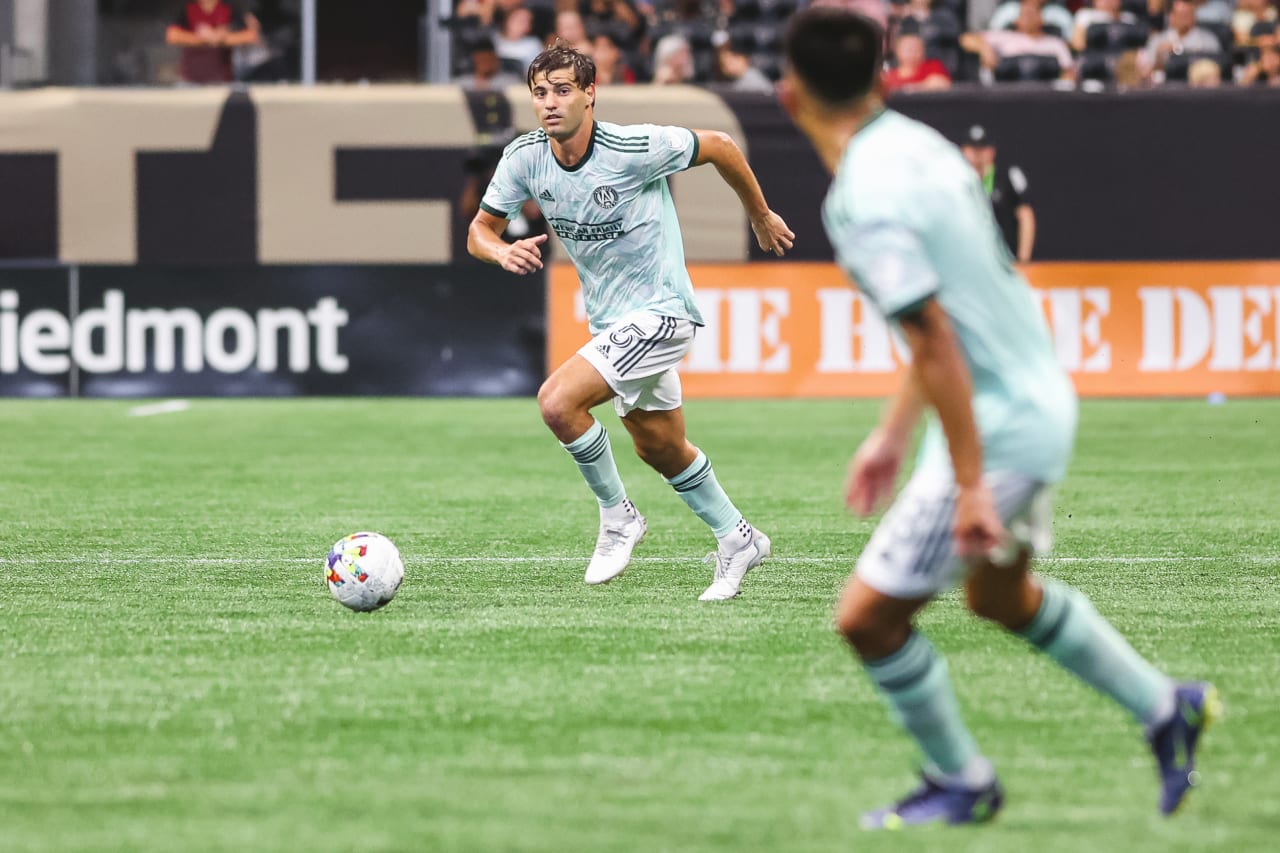 Atlanta United midfielder Santiago Sosa #5 dribbles during the second half of the match against Seattle Sounders FC at Mercedes-Benz Stadium in Atlanta, United States on Saturday August 6, 2022. (Photo by Chamberlain Smith/Atlanta United)