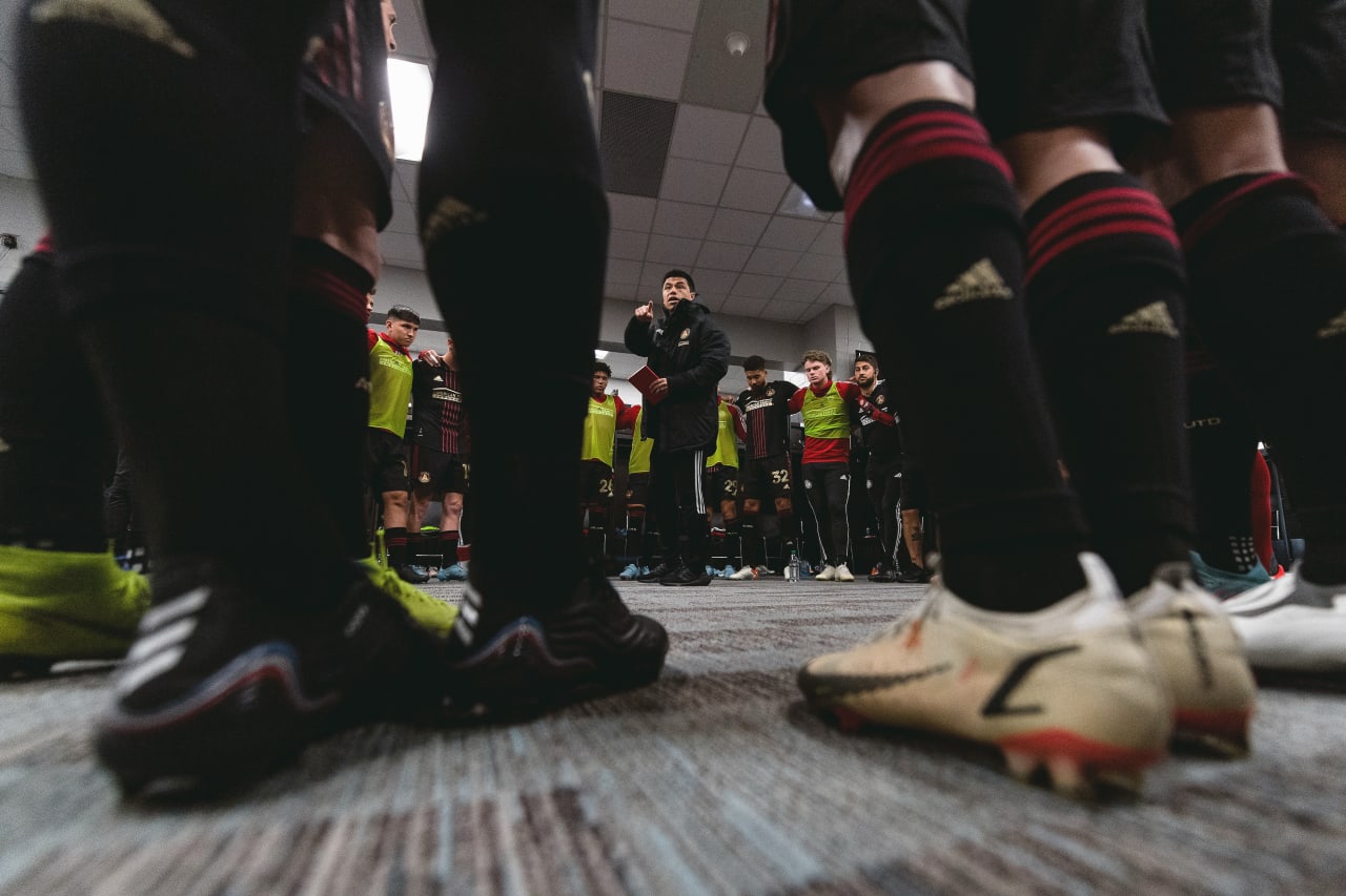 Atlanta United Head Coach Gonzalo Pineda talks to the team in the locker room before the match against Charlotte FC at Bank of America Stadium in Charlotte, United States on Sunday April 10, 2022. (Photo by Dakota Williams/Atlanta United)