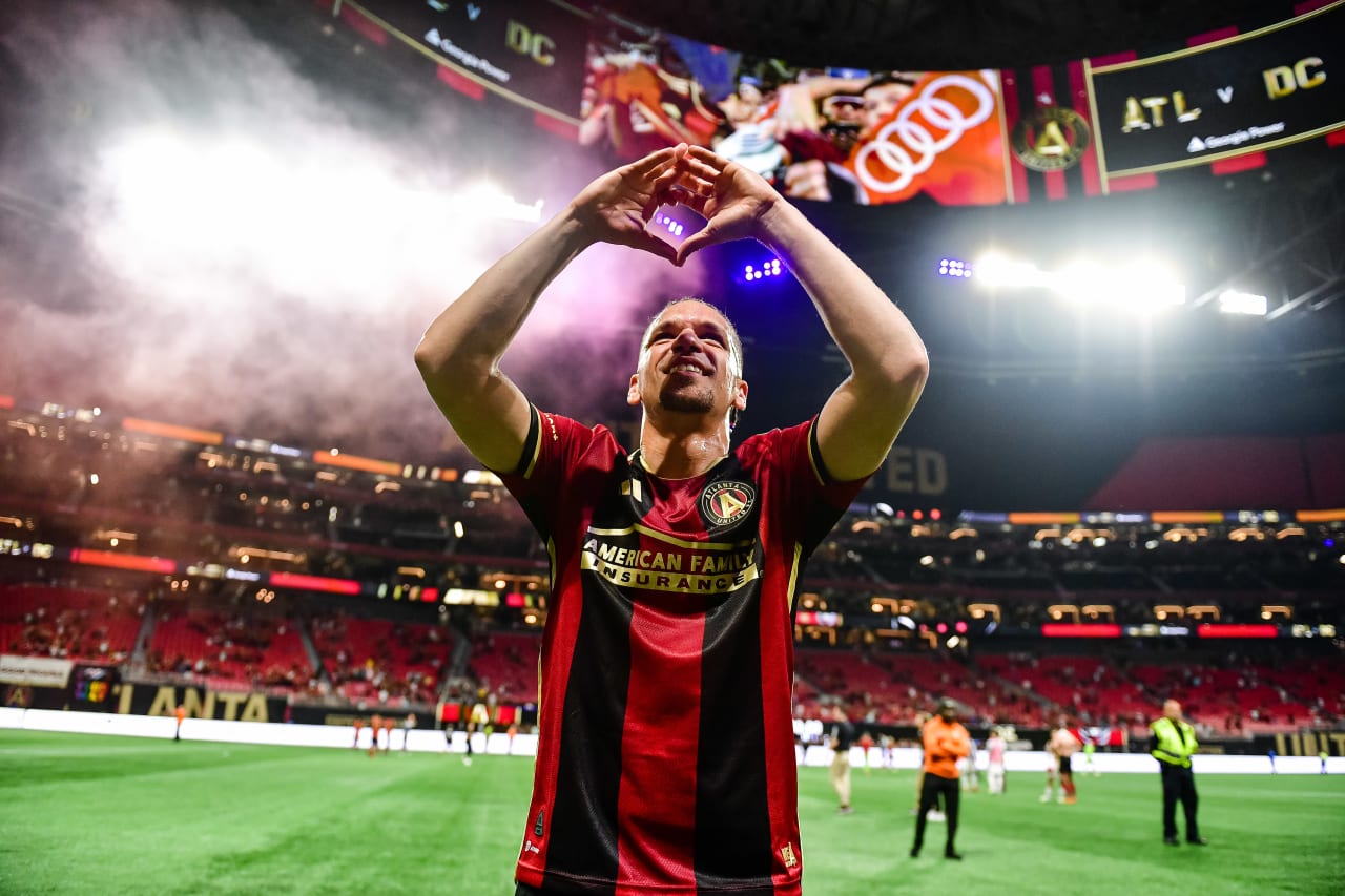 Atlanta United midfielder Osvaldo Alonso #6 thanks the fans after the match against D.C. United at Mercedes-Benz Stadium in Atlanta, GA on Saturday, June 10, 2023. (Photo by Kyle Hess/Atlanta United)