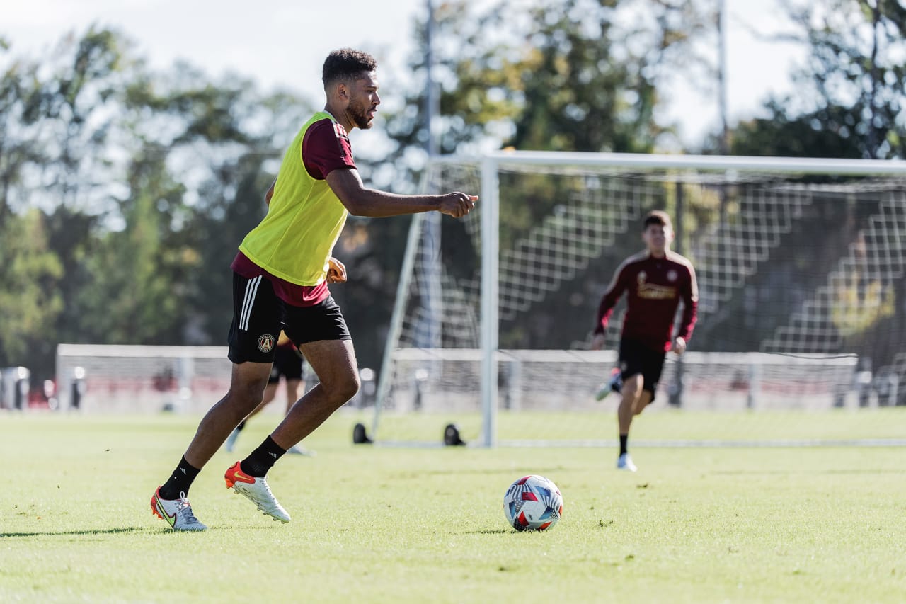 Atlanta United defender George Campbell #32 dribbles the ball during training at Children's Healthcare of Atlanta Training Ground in Marietta, GA, on Tuesday October 26, 2021. Photo by Jacob Gonzalez/Atlanta United)