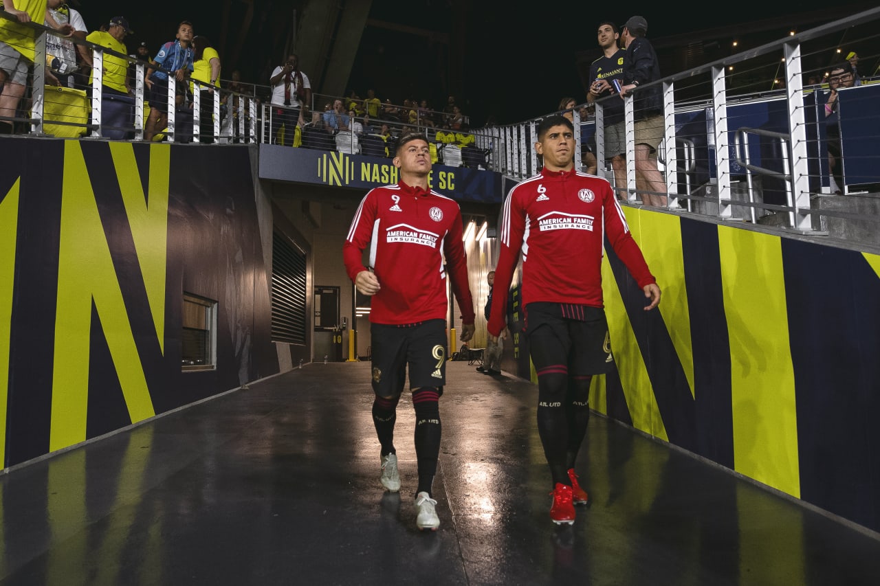 Atlanta United players take the field before the restart of the match against Nashville SC after a weather delay at Nashville SC Stadium in Nashville, United States on Saturday May 21, 2022. (Photo by Dakota Williams/Atlanta United)