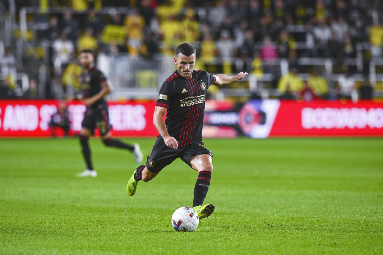 Atlanta United defender Brooks Lennon #11 dribbles the ball during the match against Columbus Crew at Lower.com Field in Columbus, United States on Sunday August 21, 2022. (Photo by Ben Jackson/Atlanta United)