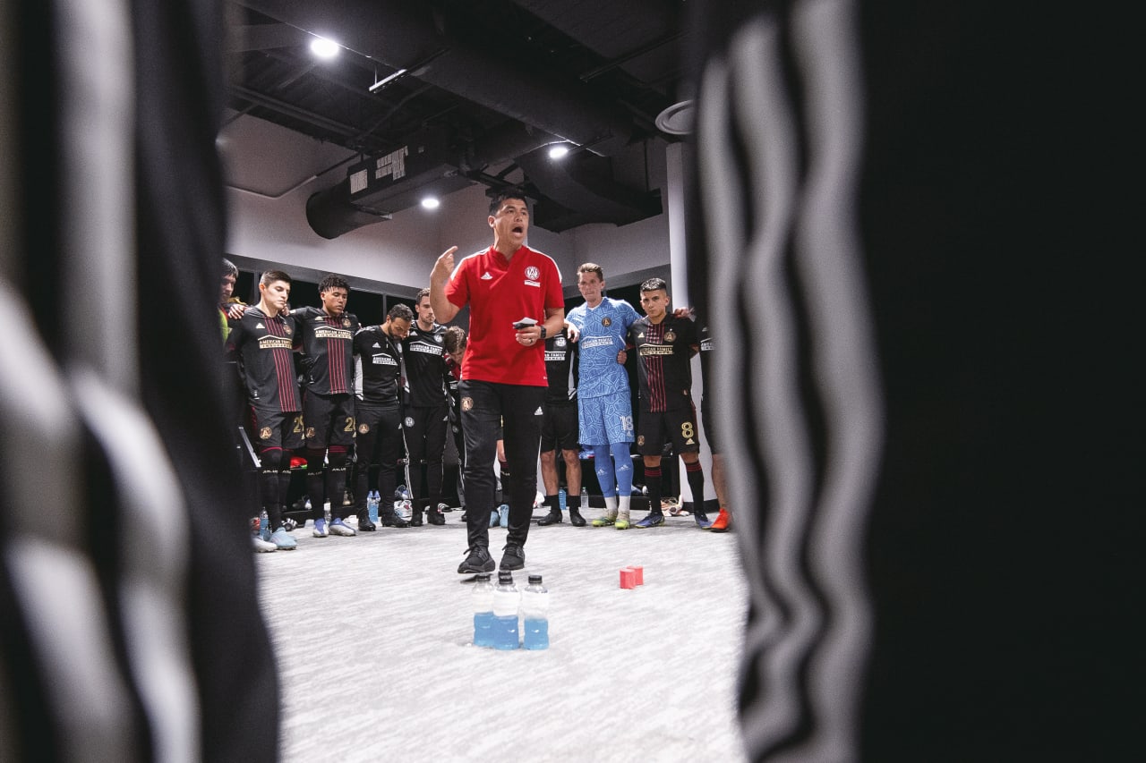 Atlanta United Head Coach Gonzalo Pineda talks with the team before the match against Inter Miami at DRV PNK Stadium in Fort Lauderdale, United States on Sunday April 24, 2022. (Photo by Dakota Williams/Atlanta United)