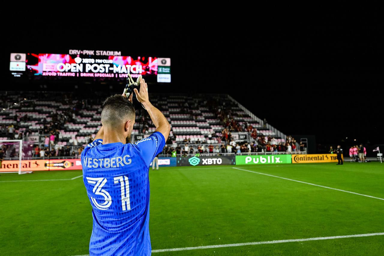 Atlanta United goalkeeper Quentin Westberg #31 waves to supporters after the match against Inter Miami at DRV PNK Stadium in Fort Lauderdale, FL on Saturday, May 6, 2023. (Photo by Mitchell Martin/Atlanta United)