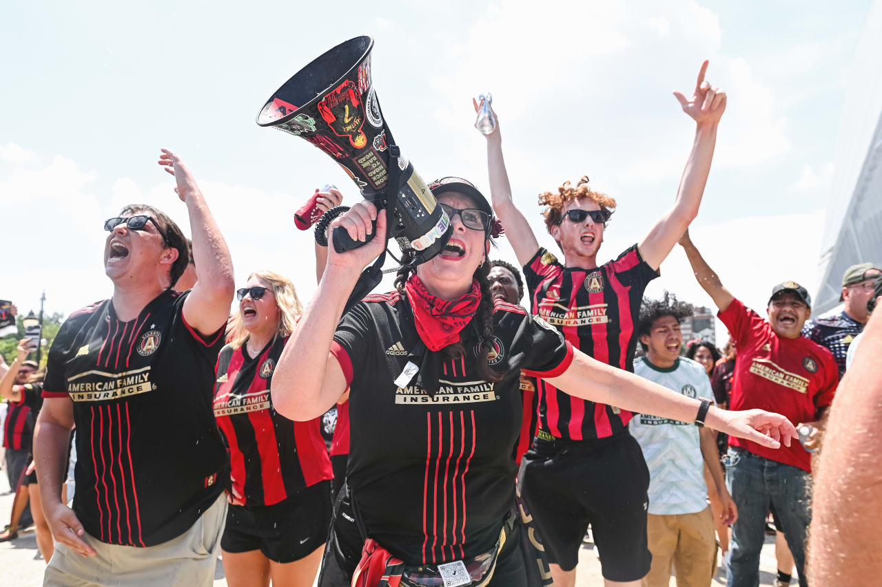 Atlanta United supporters march prior to the match against Seattle Sounders FC at Mercedes-Benz Stadium in Atlanta, United States on Saturday August 6, 2022. (Photo by Jay Bendlin/Atlanta United)