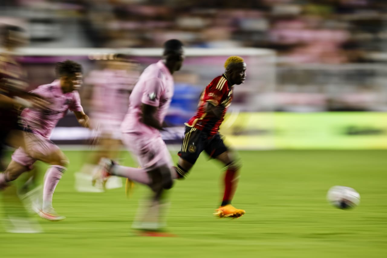 Atlanta United forward Edwin Mosquera #21 dribbles during the second half of the match against Inter Miami at DRV PNK Stadium in Fort Lauderdale, FL on Tuesday, July 25, 2023. (Photo by James Gilbert/Atlanta United)