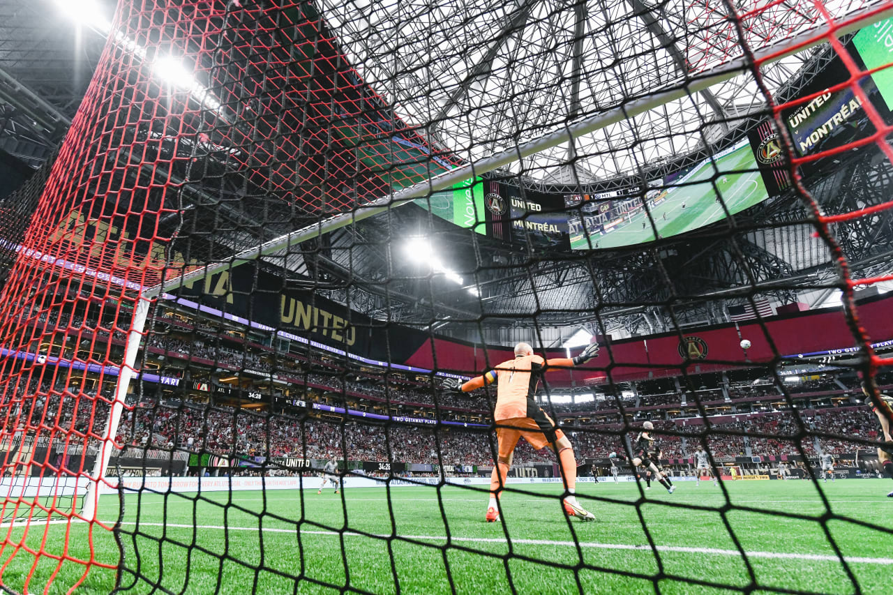 Atlanta United goalkeeper Brad Guzan #1 defends the goal during the match against CF Montreal at Mercedes-Benz Stadium in Atlanta, United States on Saturday March 19, 2022. (Photo by Adam Hagy/Atlanta United)