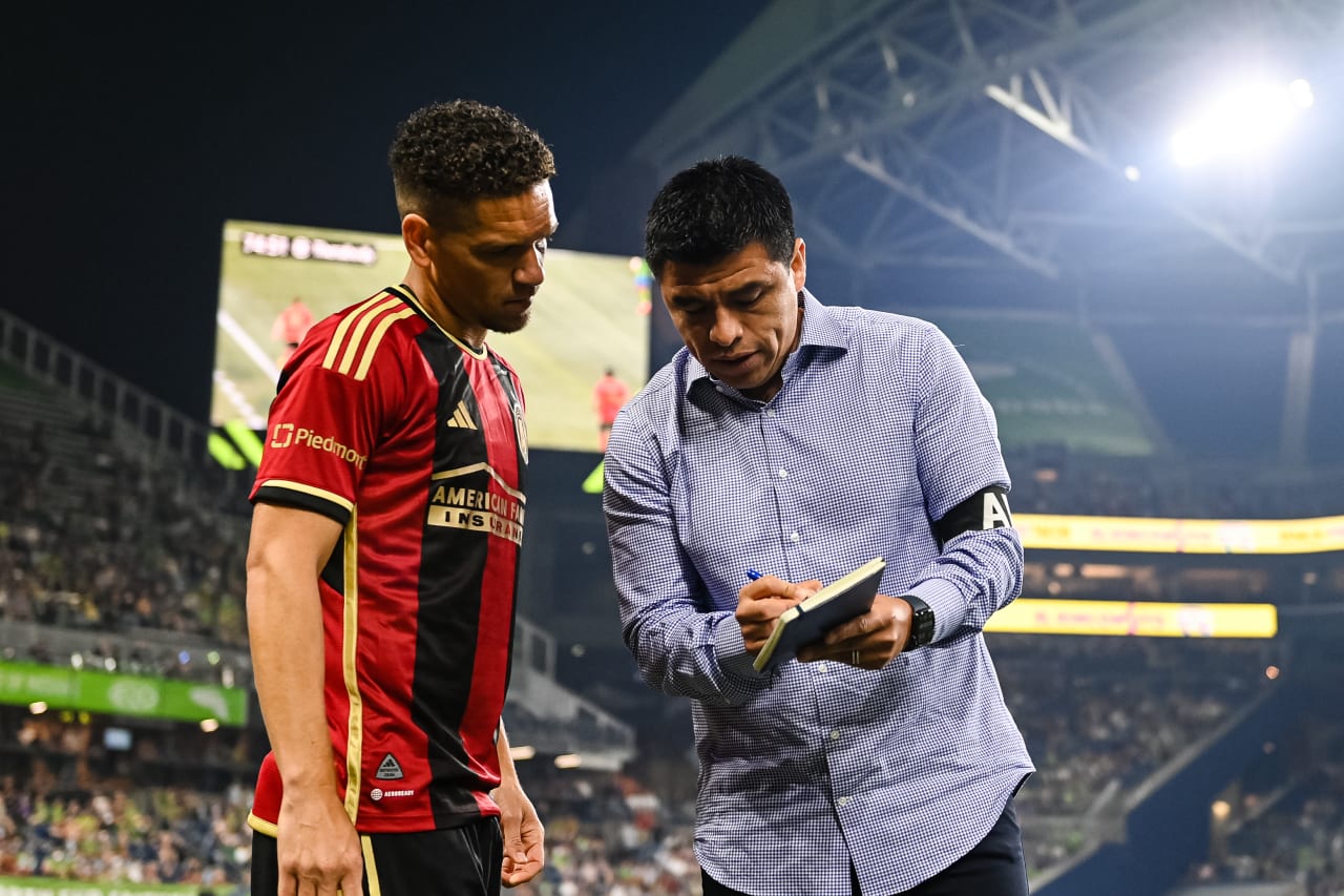Atlanta United Head Coach Gonzalo Pineda talks with midfielder Osvaldo Alonso #6 during the second half of the match against Seattle Sounders FC at Lumen Field in Seattle, WA on Sunday, August 20, 2023. (Photo by Mitch Martin/Atlanta United)