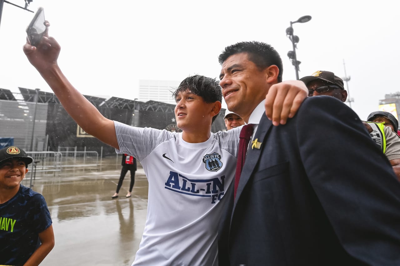 Atlanta United Head Coach Gonzalo Pineda takes a photo with a young fan prior to the match against Toronto FC at Mercedes-Benz Stadium in Atlanta, United States on Saturday September 10, 2022. (Photo by Dakota Williams/Atlanta United)