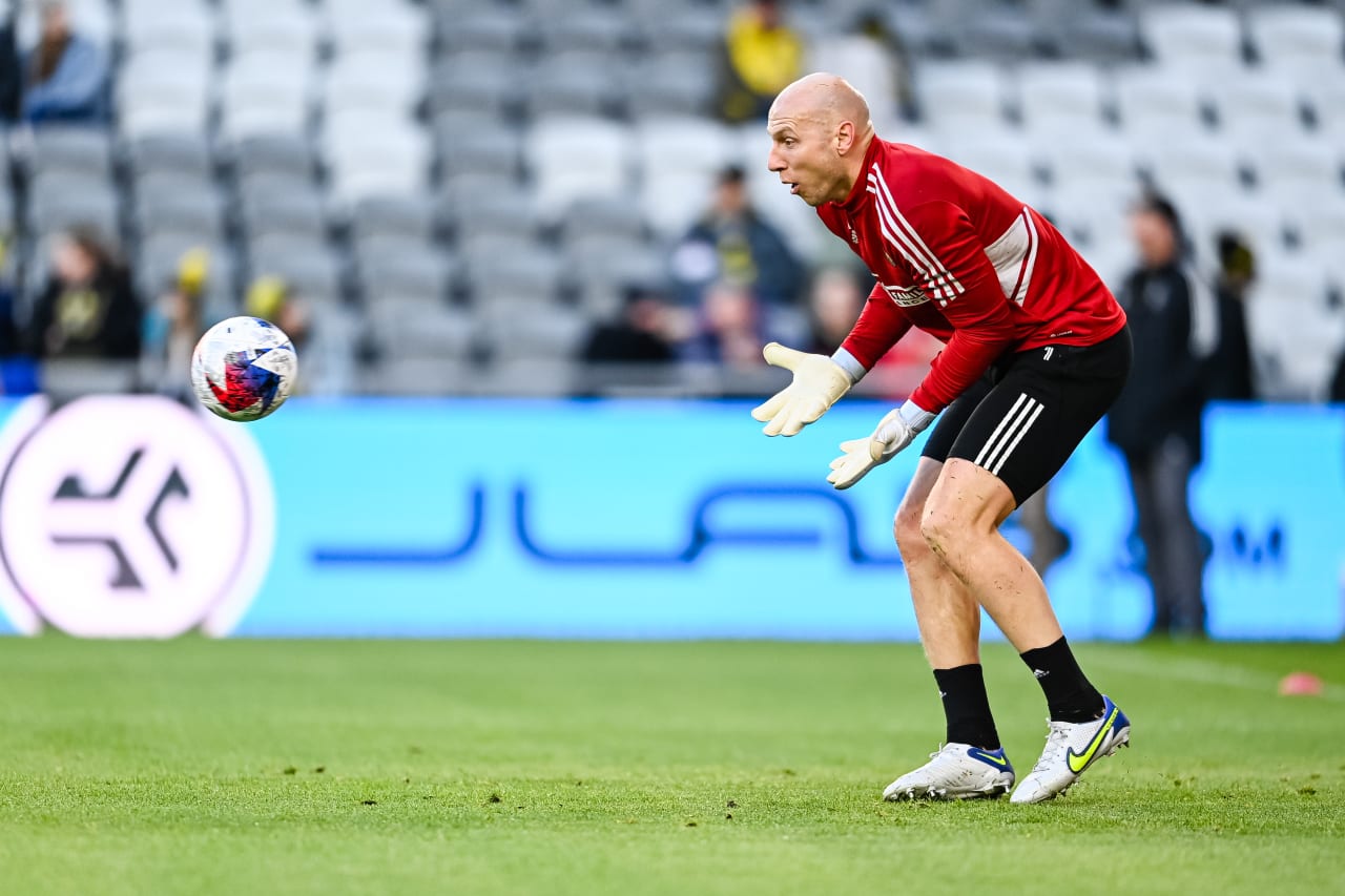 Atlanta United goalkeeper Brad Guzan #1 warms up before the match against Columbus Crew at Lower.com Field in Columbus, OH on Saturday March 25, 2023. (Photo by Mitchell Martin/Atlanta United)