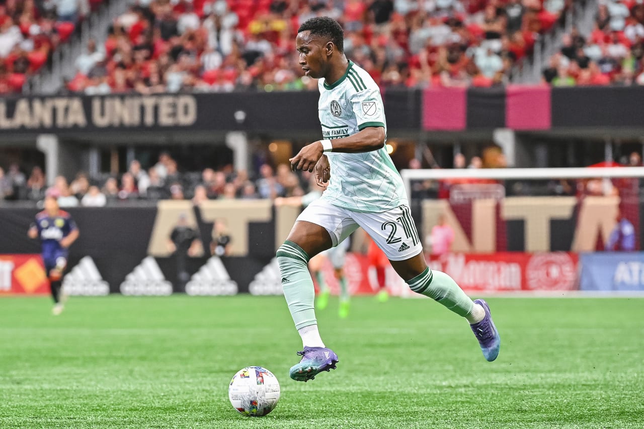 Atlanta United forward Edwin Mosquera #21 dribbles during the second half of the match against Seattle Sounders FC at Mercedes-Benz Stadium in Atlanta, United States on Saturday August 6, 2022. (Photo by Dakota Williams/Atlanta United)