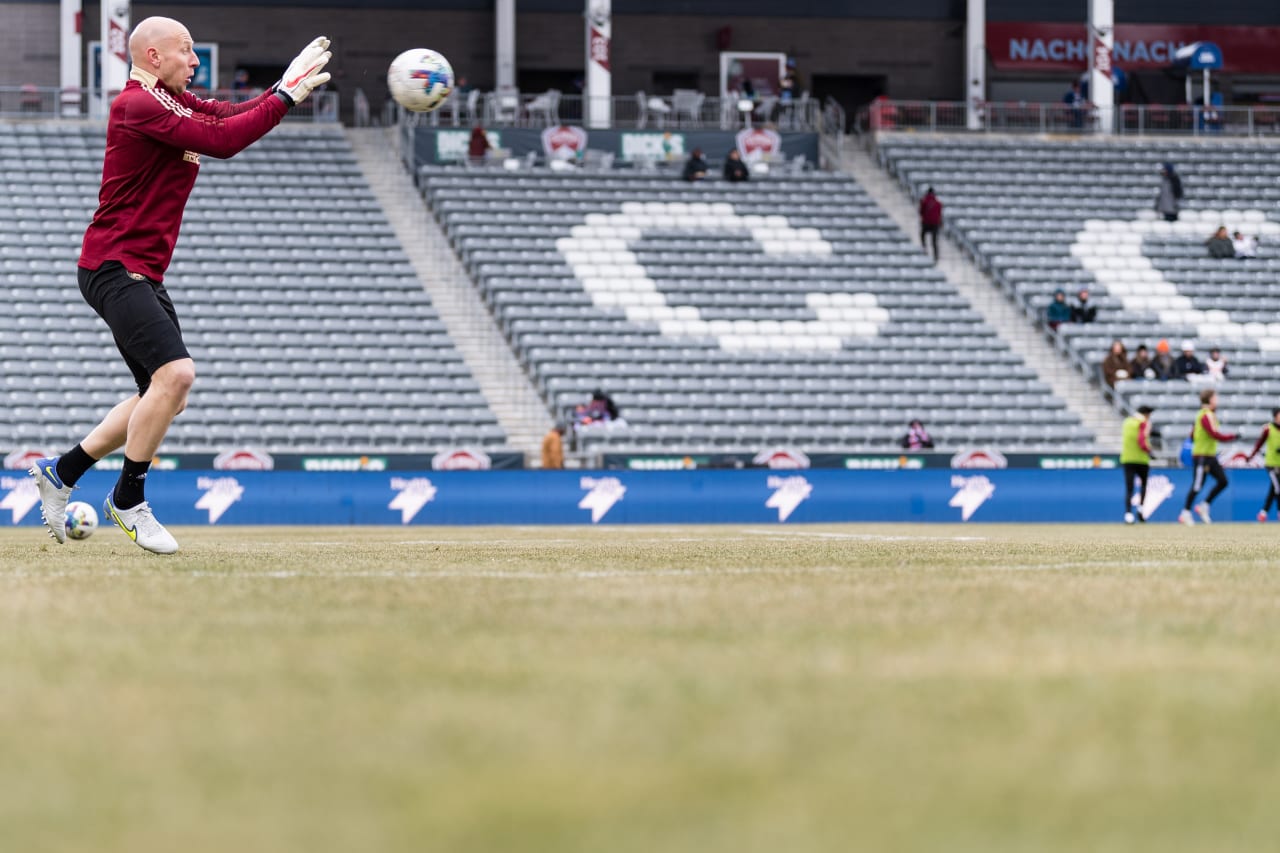 Atlanta United goalkeeper Brad Guzan #1 warms up before the match against Colorado Rapids at Dick's Sporting Goods Park in Commerce City, United States on Saturday March 5, 2022. (Photo by Dakota Williams/Atlanta United)