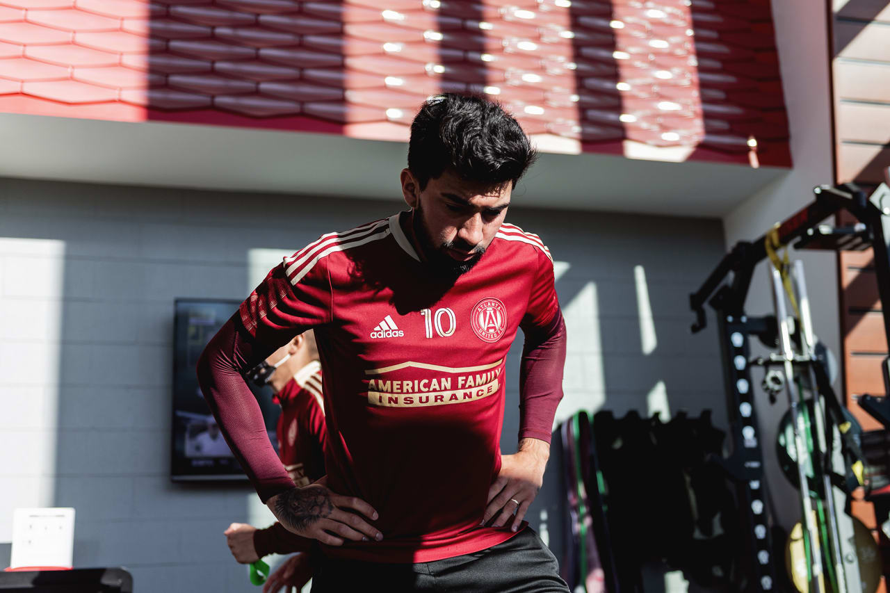 Atlanta United midfielder Marcelino Moreno #10 stretches in the gym before the first training of the 2022 preseason at Children's Healthcare of Atlanta Training Ground in Marietta, Georgia, on Tuesday January 18, 2022. Photo by Jacob Gonzalez/Atlanta United)
